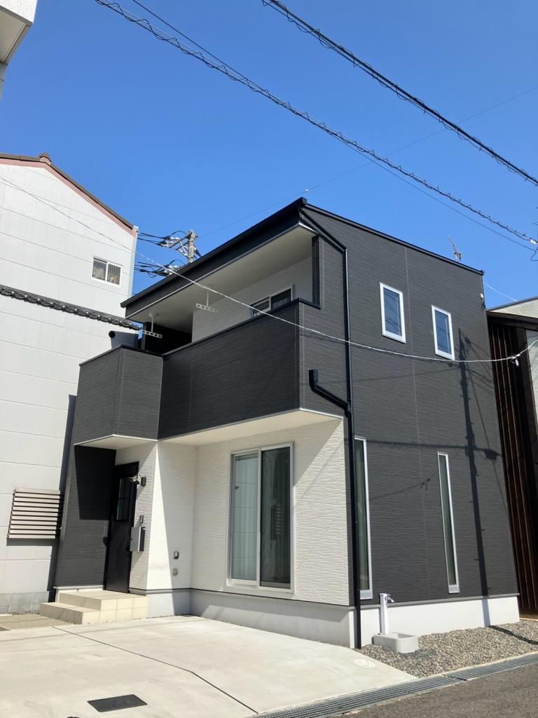 このような外観です！お車2台停められます！